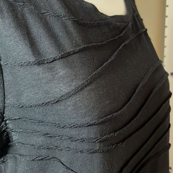 SIMPLY Vera Vera Wang short sleeve black T-shirt with wavy exposed seam design. - Picture 6 of 11